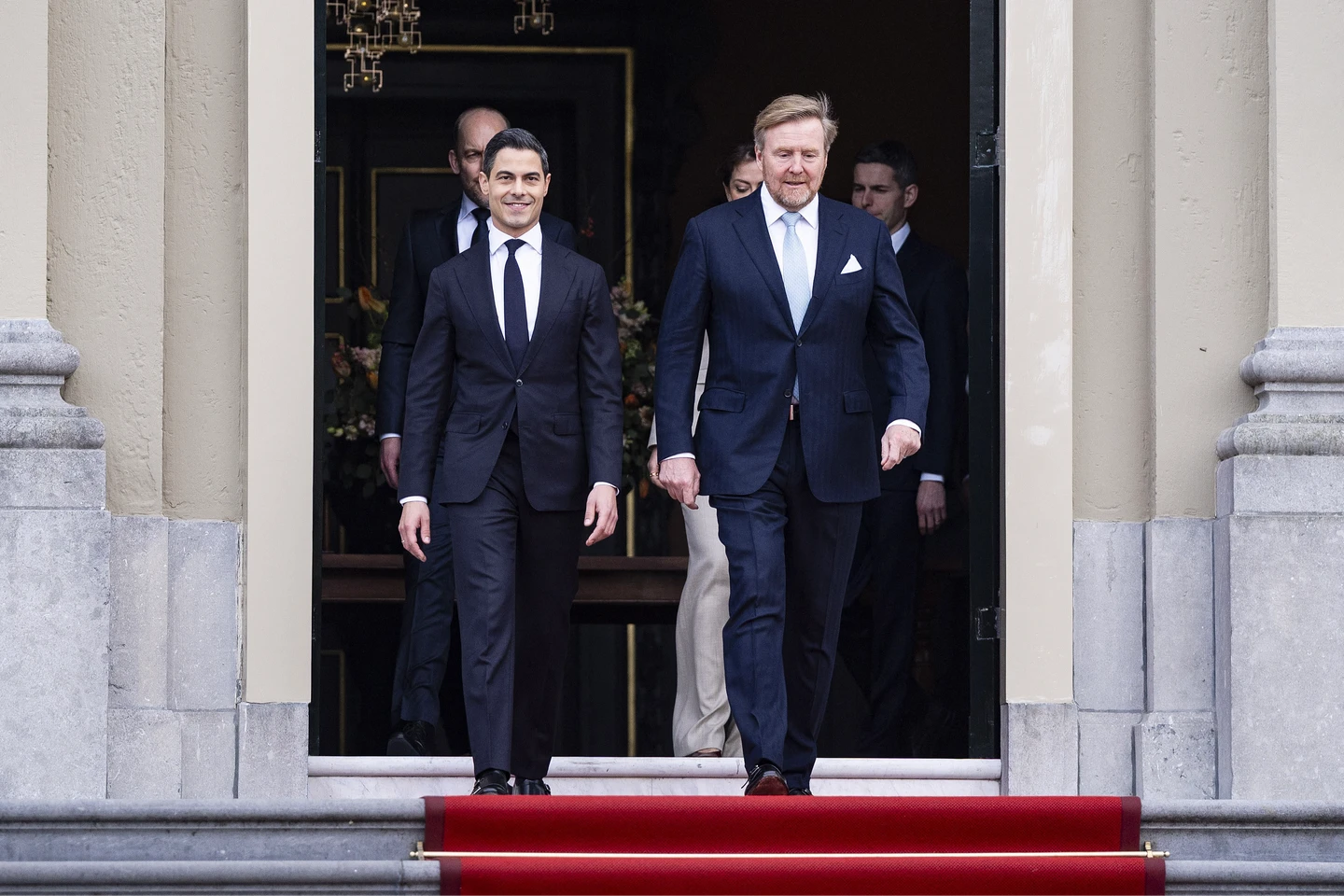 荷蘭史上最年輕、首位出櫃總理宣誓就職　少數政府挑戰大