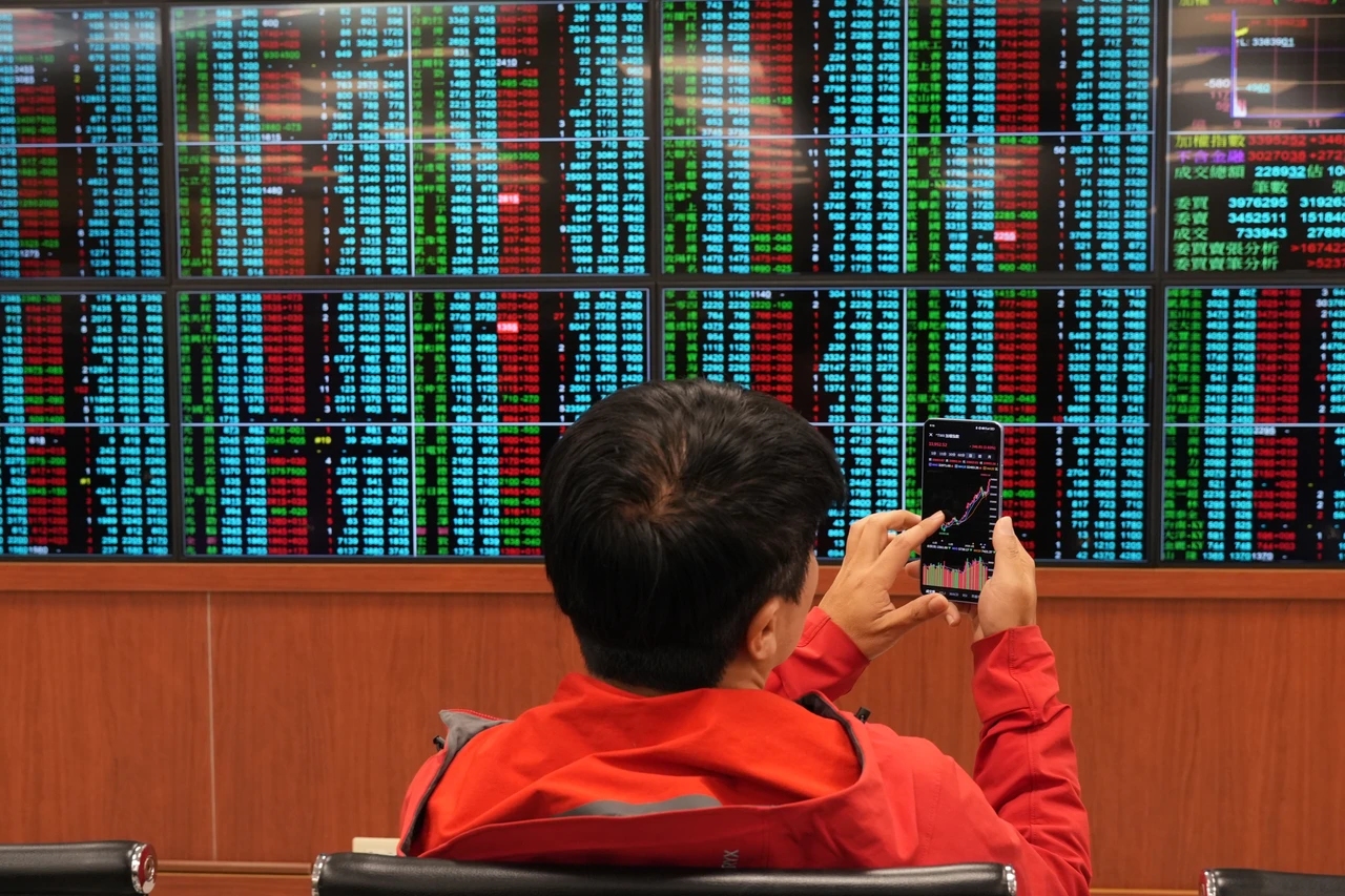 不畏美股重挫！台股彈近400點突破3萬4　台積電漲25元