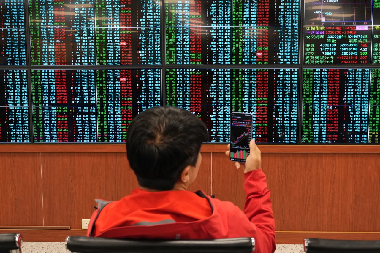 記憶體族群跳水！台股殺逾300點　台積電最高漲10元