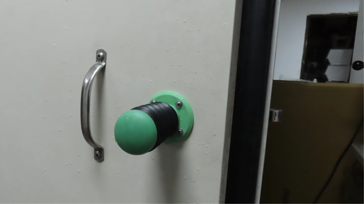 文山區知名餐廳員工嚇壞！驚見女同事離奇陳屍冰櫃　手機在身上未求救