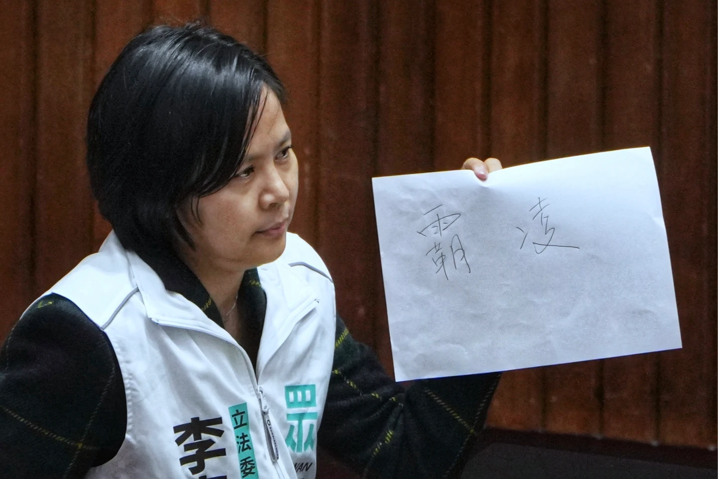 陳培瑜質詢提國籍爭議！李貞秀不爽高舉「霸凌」抗議