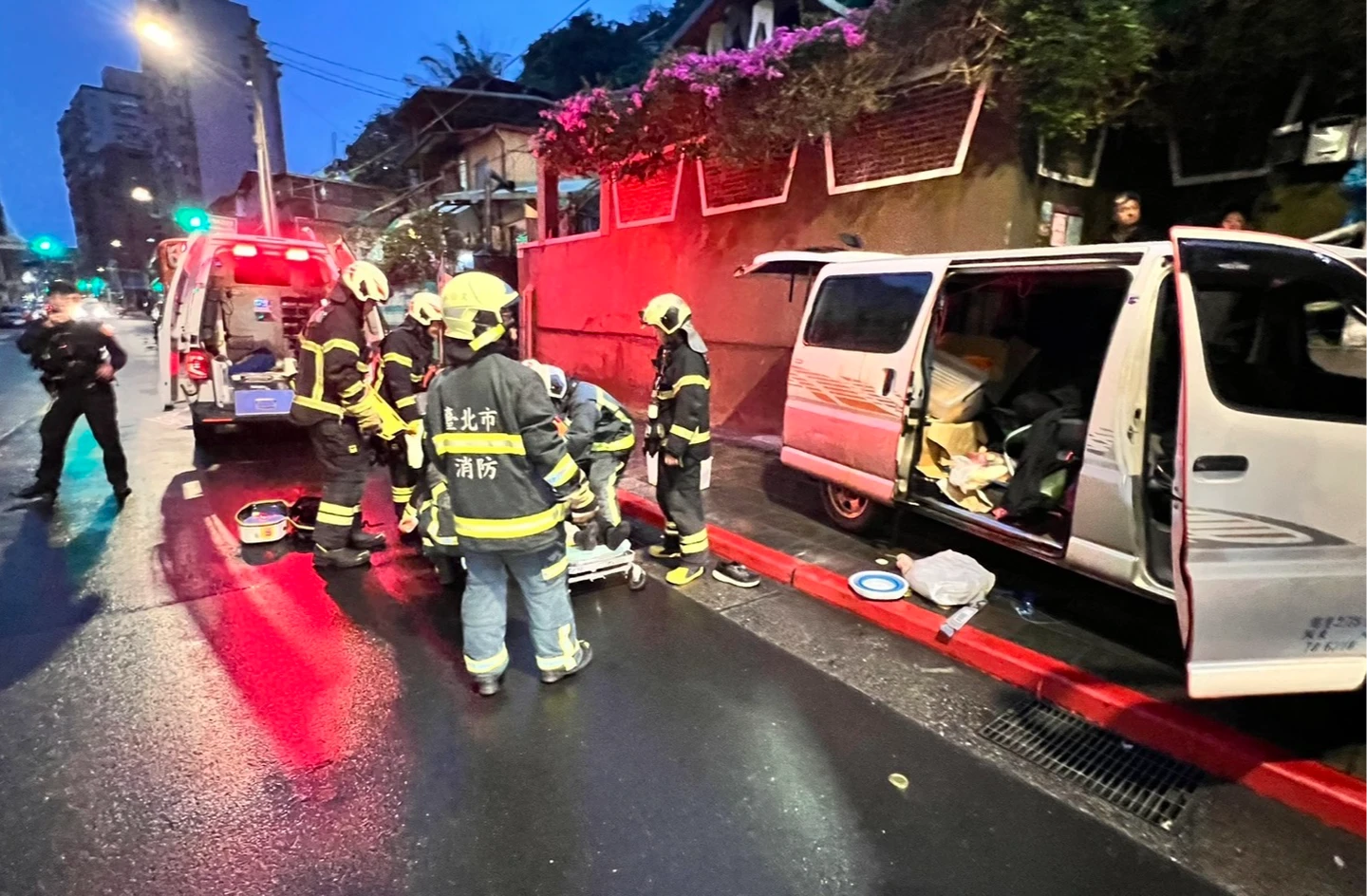 驚悚片｜情侶站人行道準備上遊覽車進香！遭失控小貨車衝撞　駕駛傷重不治