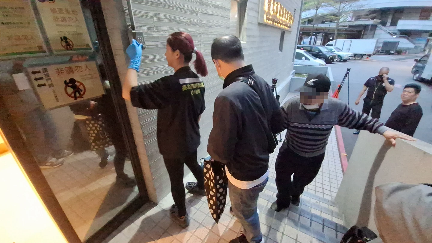 成家小館女員工陳屍冰櫃！家屬哀痛現身相驗　大體未解凍將解剖