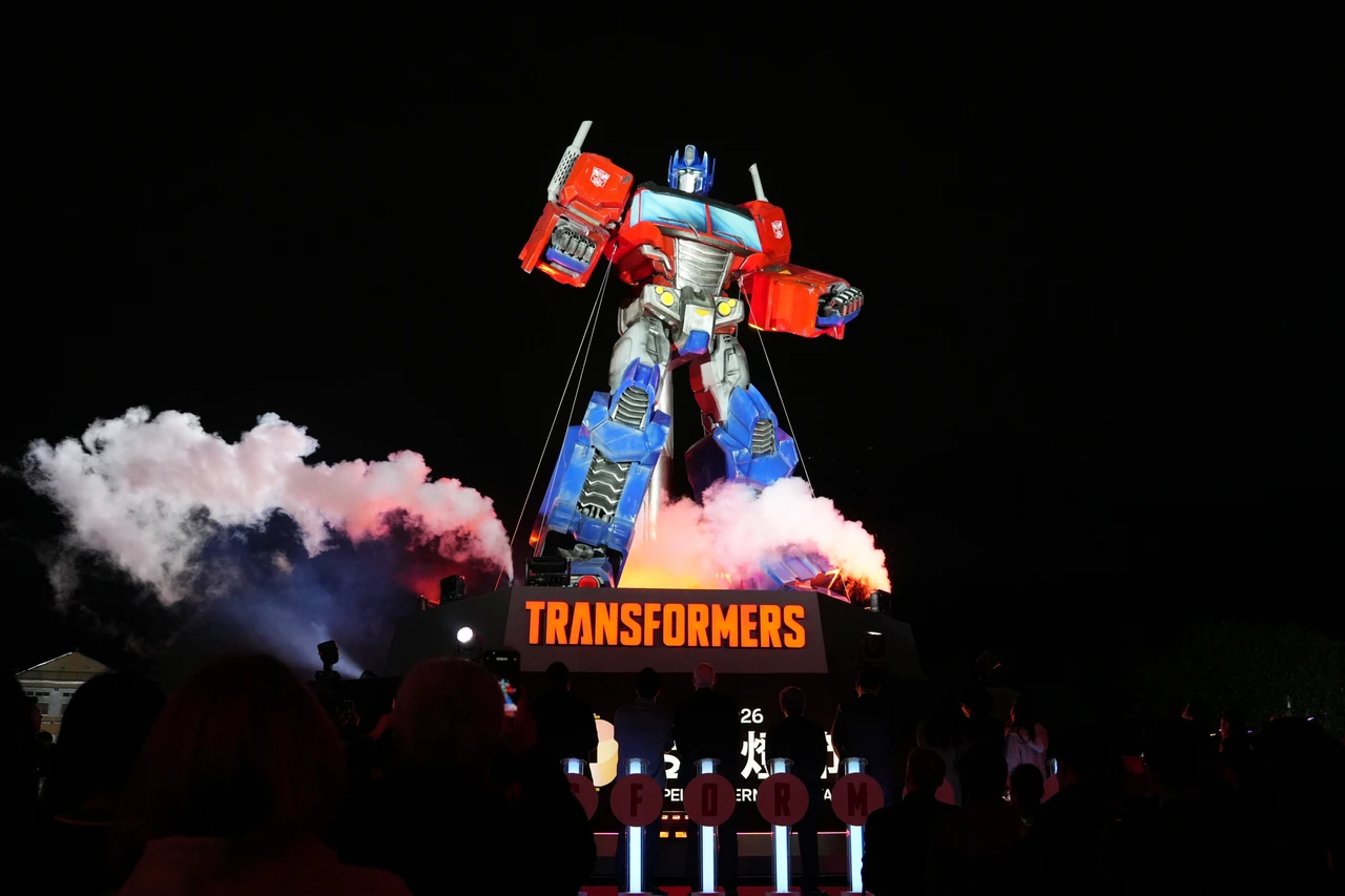 台北燈節閃耀登場！點亮10米高「變形金剛」主燈、AIT「自由女神」