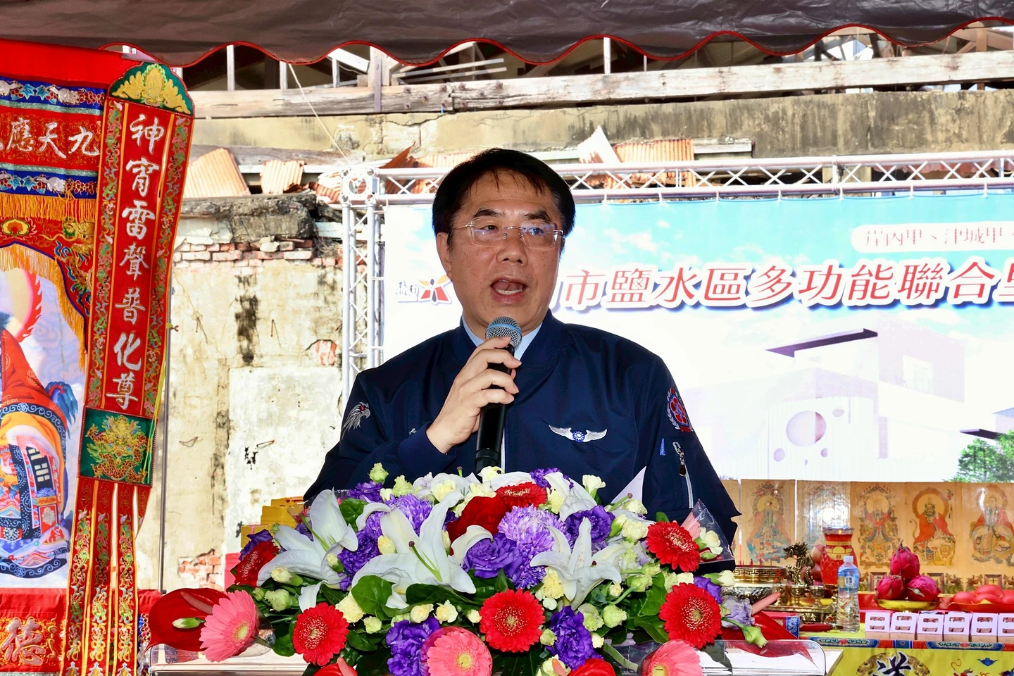 蔣萬安推育兒減工時！　黃偉哲酸「三寶爸靈光一閃」：乾脆都4點下班接小孩