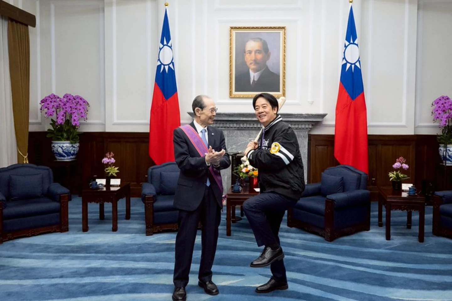 台日驕傲！賴清德合體棒球名將王貞治秒變粉絲　重現經典「金雞獨立」