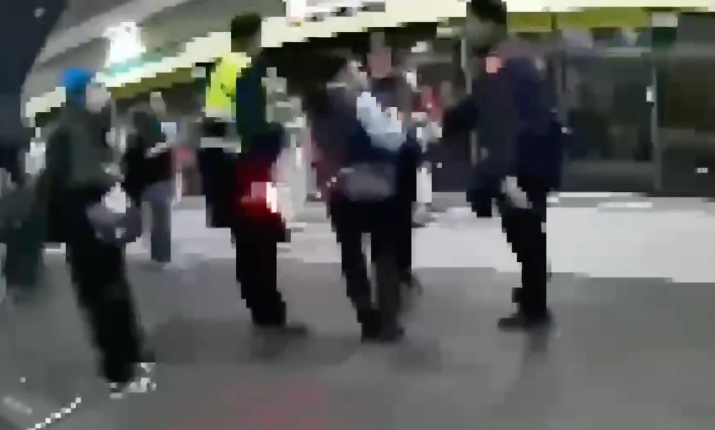 有片｜北市男捷運外遭女踩腳　反遭亮刀恐嚇！警掌握身份積極追查