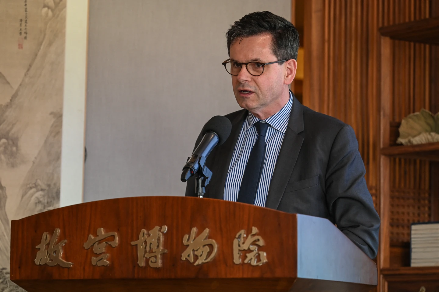 周末精選｜法國總統欽點凡爾賽宮美術館館長　拯救醜聞纏身的金雞母羅浮宮