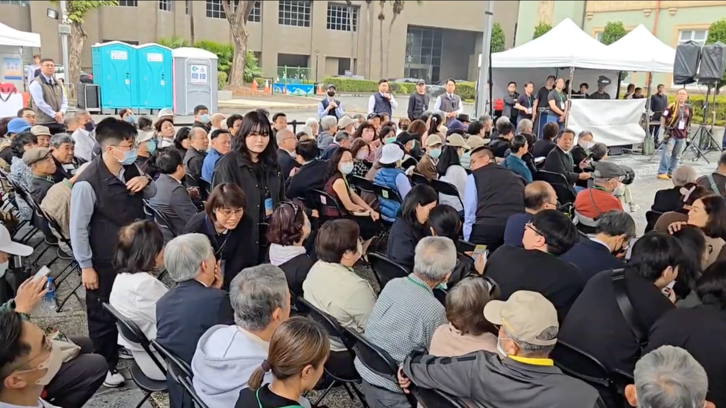 有片｜228中樞紀念儀式現場插曲　男子不滿音樂怒嗆「不是結婚典禮」