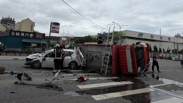 有片｜桃消防車左轉撞車翻　轎車氣囊爆！7人送醫救治
