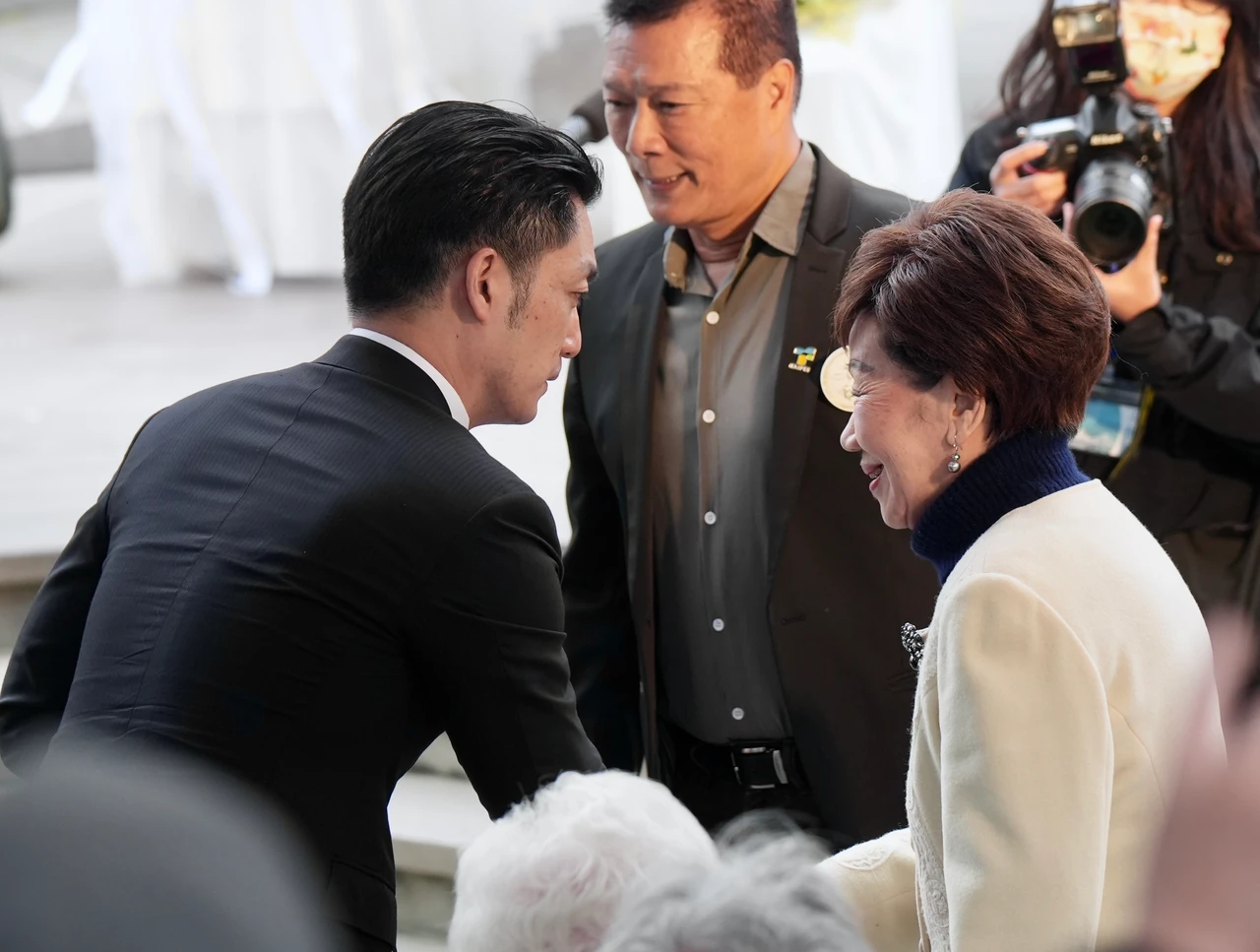 蔣萬安追思228同框呂秀蓮　遇受難家屬舉牌抗議「原諒無可能」