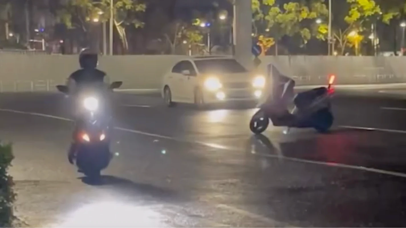 有片｜民眾黨「一日北高」終點爆違停爭議　網友抓包機車打橫擋路！警將開罰