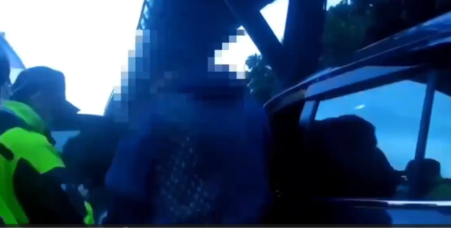 被按喇叭引怒火！鶯歌男揮刀恐嚇騎士　這下慘了