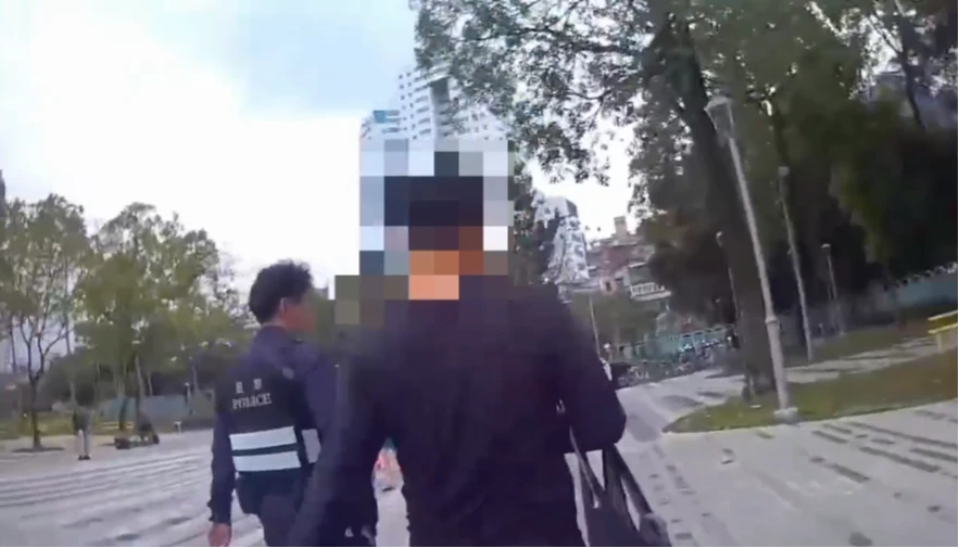 四寶媽搭捷運「打手心」管教女兒！竟遭陌生男毆頭受傷　目擊小孩乘客全嚇壞　