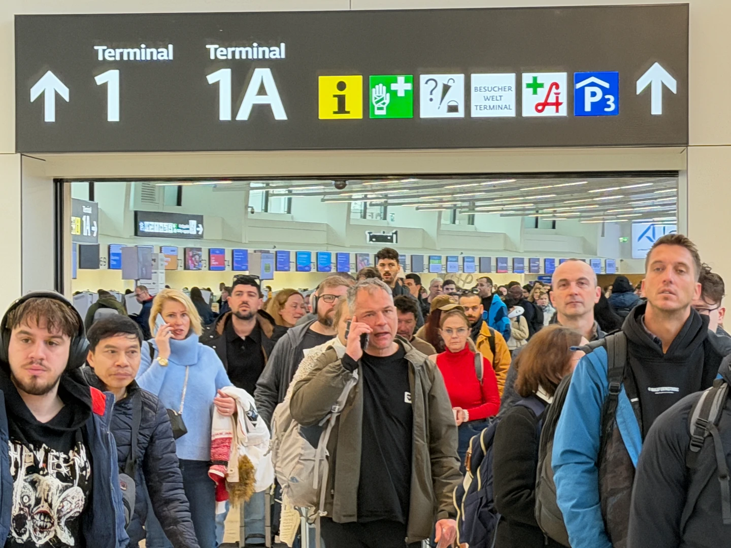 美伊開戰歐亞航班亂！維也納機場人潮塞爆 　台旅客提前返台：怕回不了家