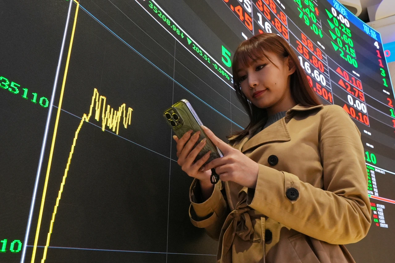 台股摔近800點後急速V型反彈　台積電一度回升至平盤