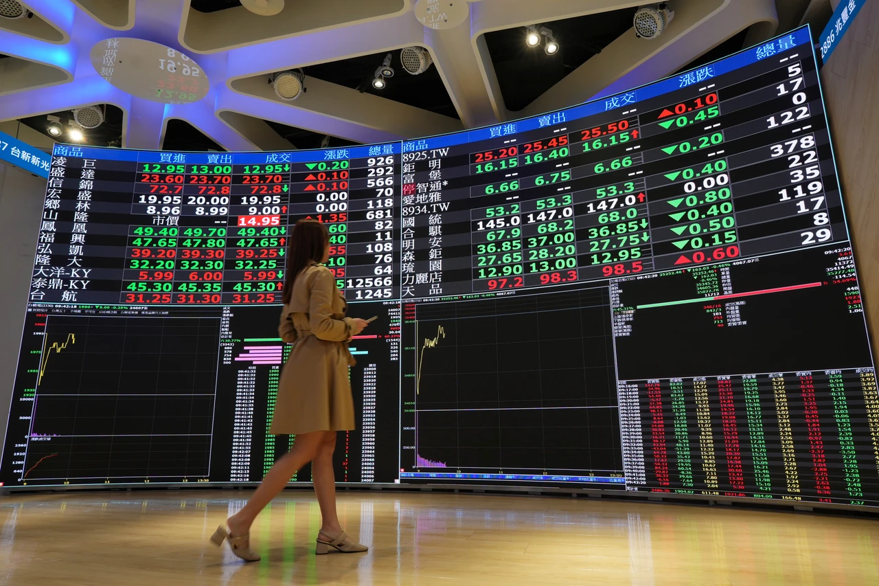 台積電跌10元、台股回測3萬5大關　貨櫃三雄強漲！萬海漲停