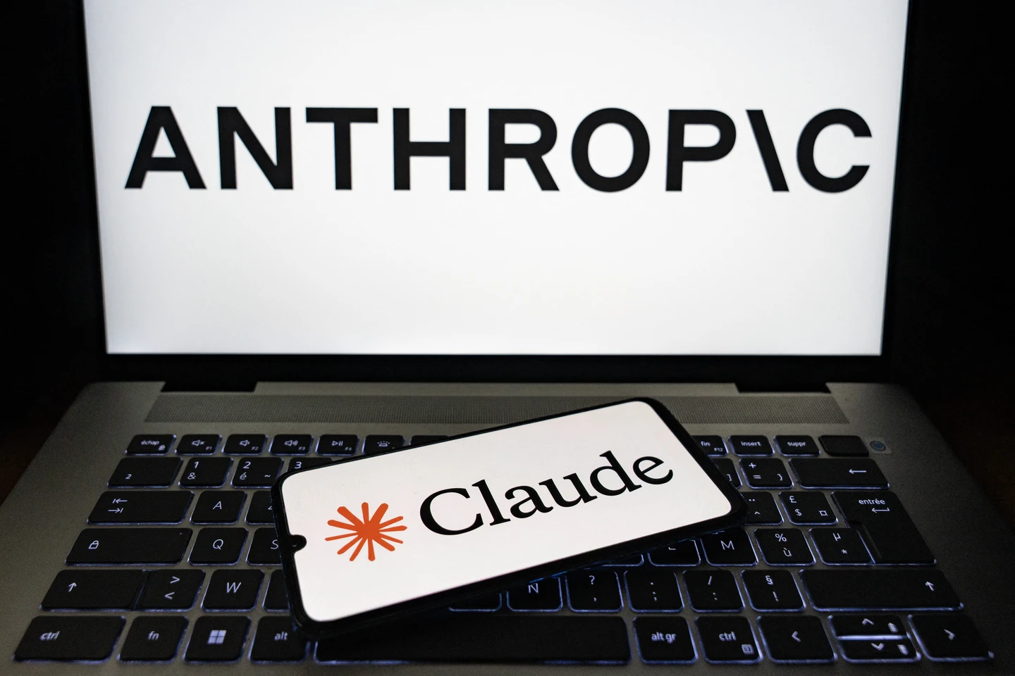 Claude連2天當機！Anthropic鬧翻五角大廈　用戶需求反創高峰原因曝