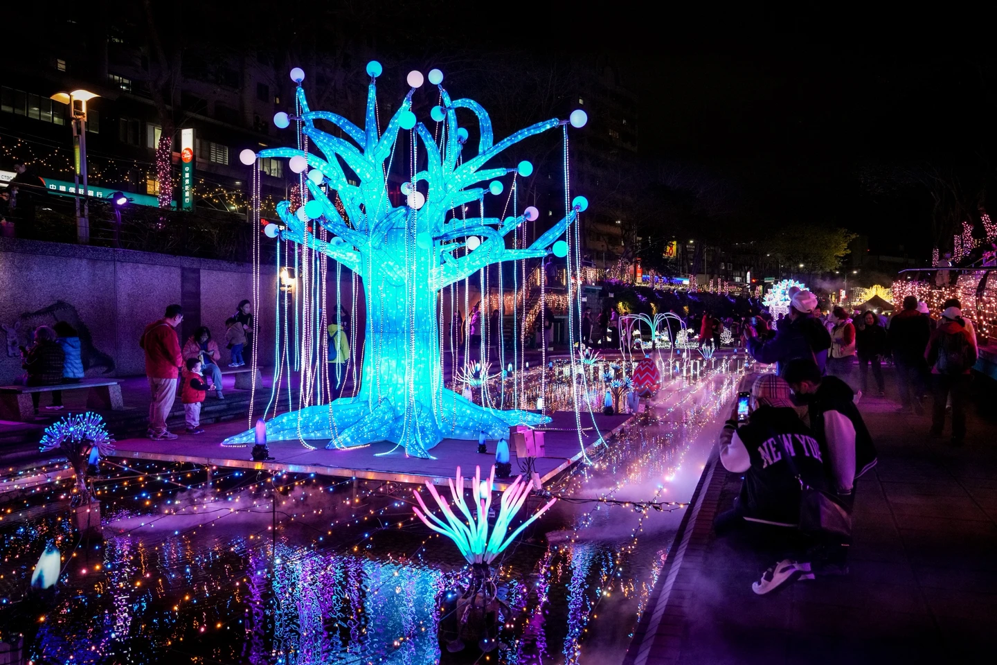 新北中港大排光雕展今登場！7米「星耀之樹」超夢幻　4大燈區還有火舞秀