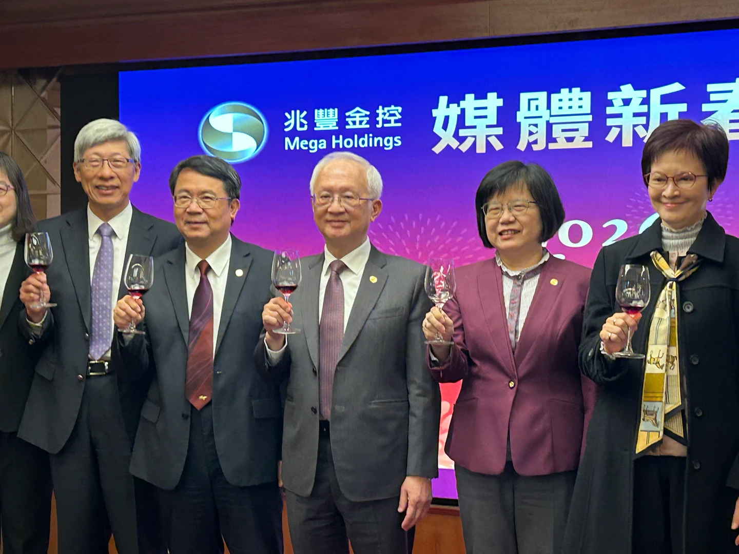 兆豐金首揭為何願意割肉促成公股投信四合一　妙喻關係「友達以上、戀人未滿」