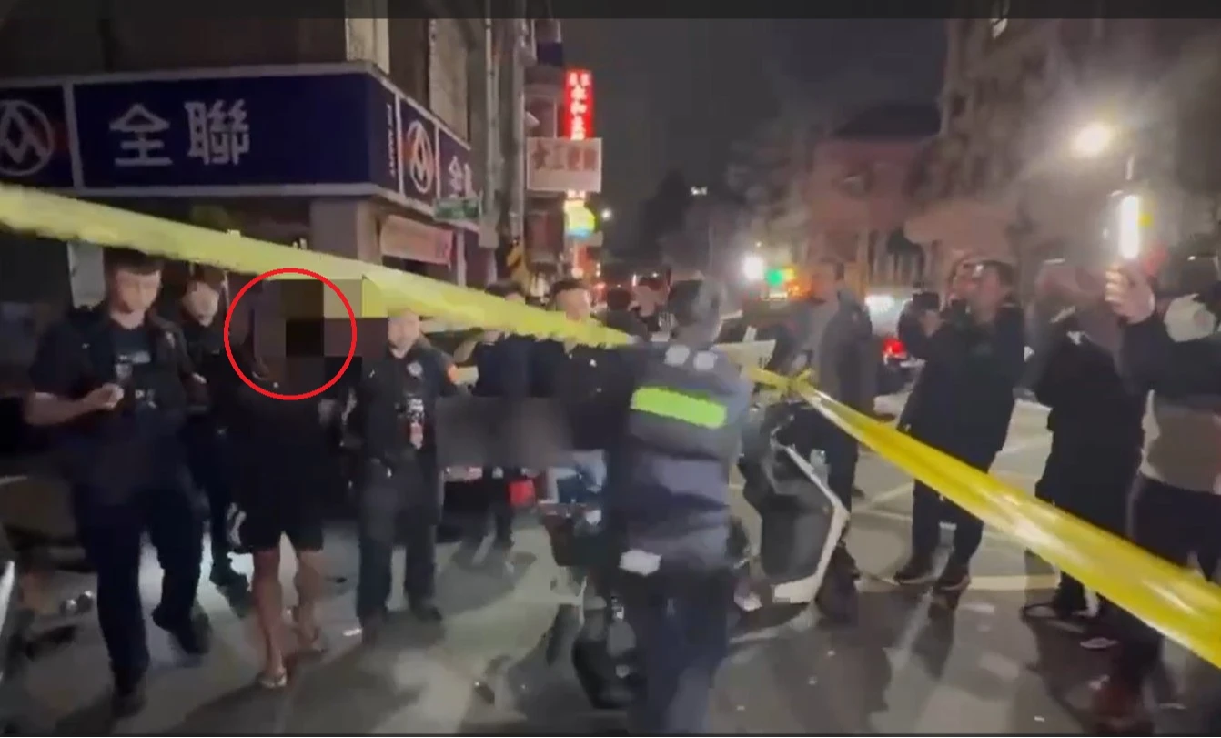 有片｜新北男拒檢撞傷2警一路逃！警連開12槍急追逮人　不只掛假車牌還毒駕