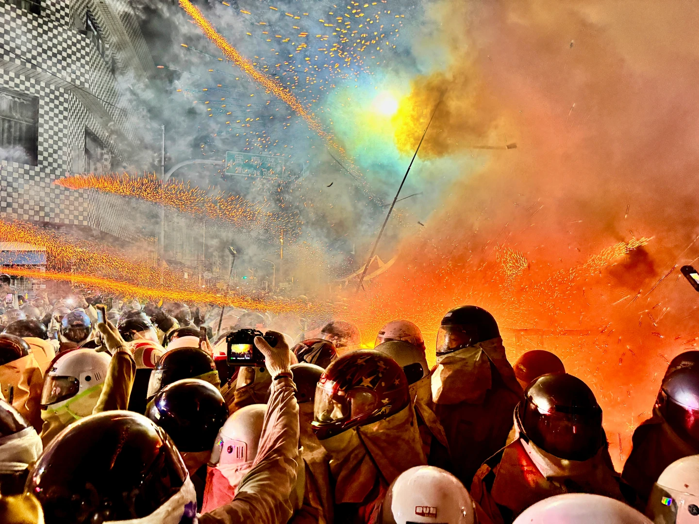 鹽水蜂炮火力全開！巧遇淺層地震來襲「超刺激」　5人炸傷掛彩