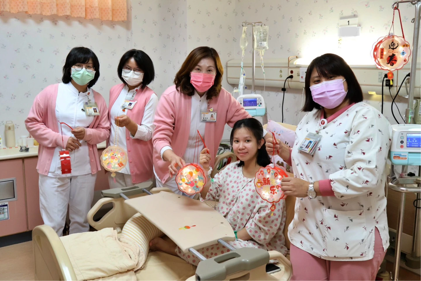 病房過元宵！護理師暖心伴病友「手作燈籠」　大手牽小手點亮醫療溫度
