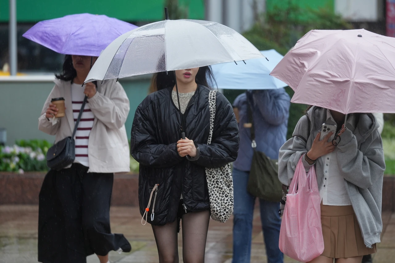 雨勢漸緩仍偏涼　明回溫1天！冷空氣一波波接力襲