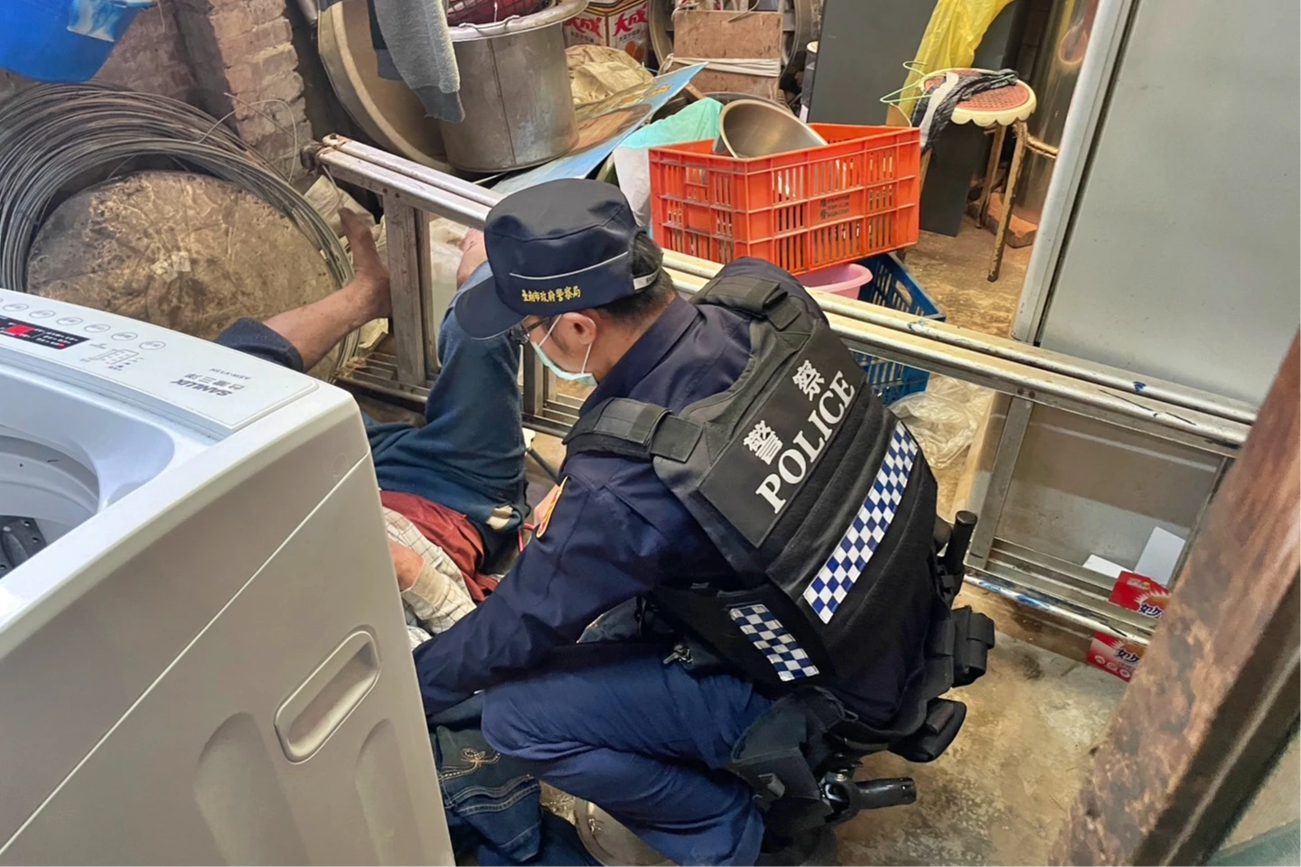 驚魂18小時！台南地震鋁梯倒塌壓身　老翁困整晚里長機警報案救援　