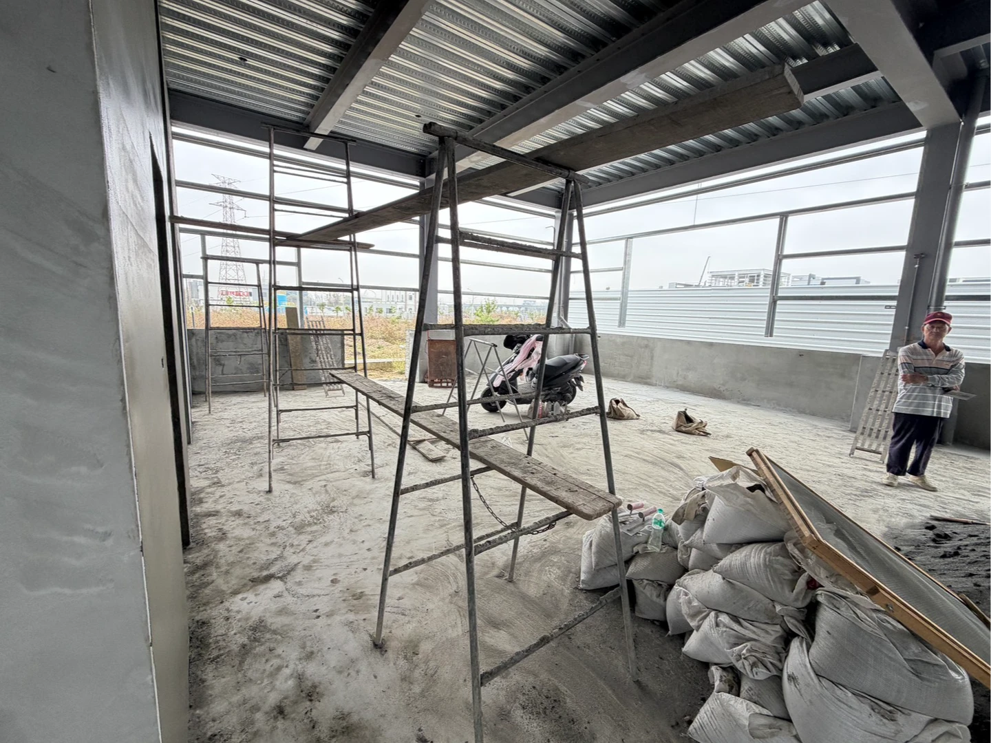 高雄工地爆意外！女工人爬梯手滑1公尺高摔落　勞工局說話了