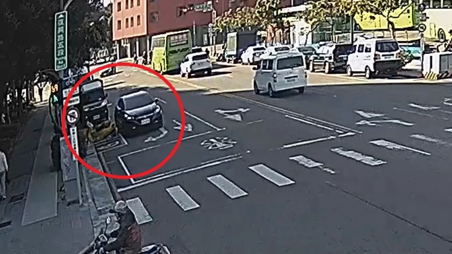 有片｜撞倒機車扶起急落跑！女駕駛「以為沒事」下場超慘　哀號：代價太高了