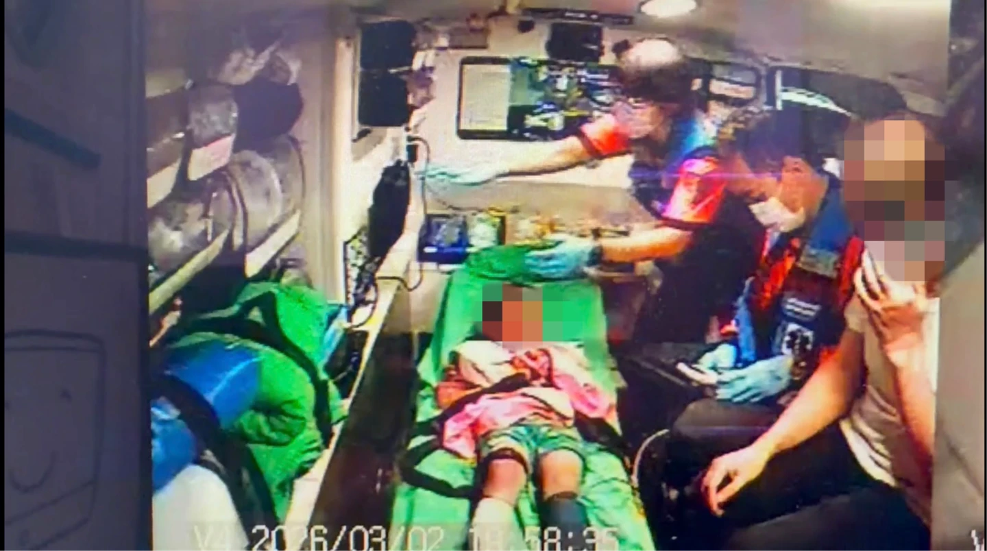 驚悚！泳池輕鋼架掉落　5歲女童遭砸血染池畔