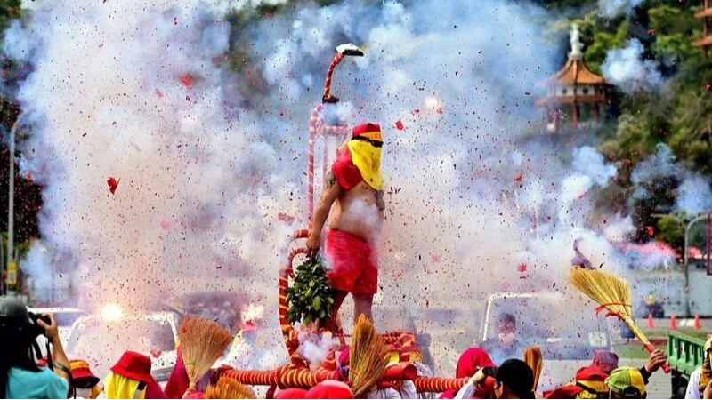 台東加油站前「炮炸寒單」惹議　活動共64傷！有人「全身35%重度燒傷」住院