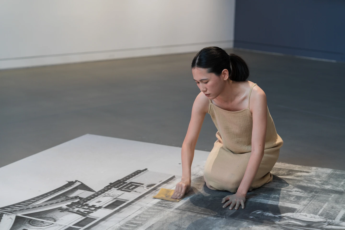 砂紙擦拭歷史記憶！藝術家王淨薇行為藝術高美館開演　親揭沉重創作理念