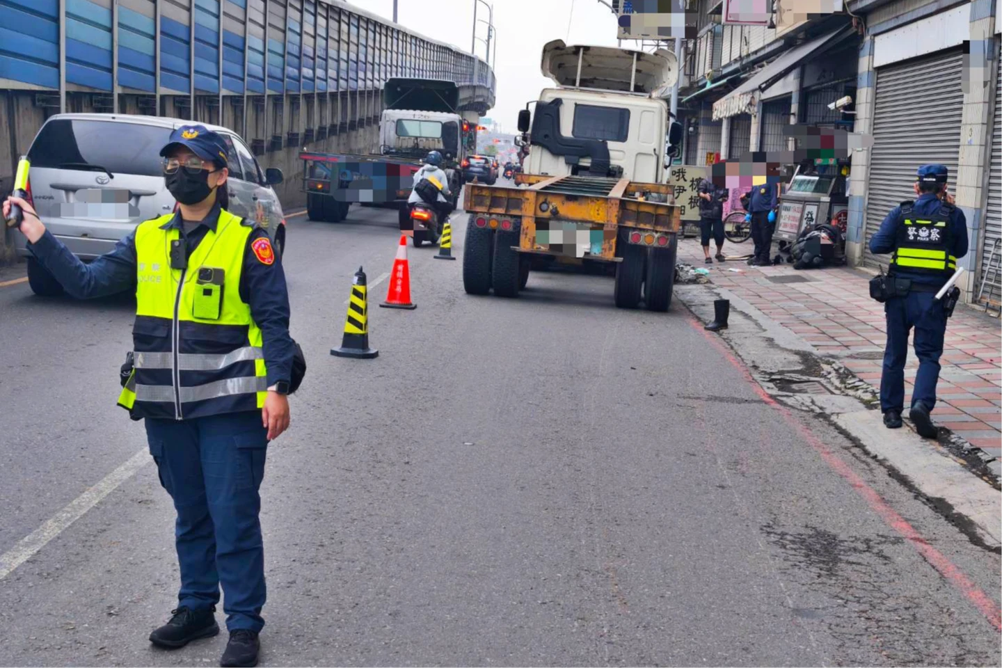 驚悚片｜要命死角釀禍！高雄貨櫃車追撞機車　7旬女騎士遭輾不治