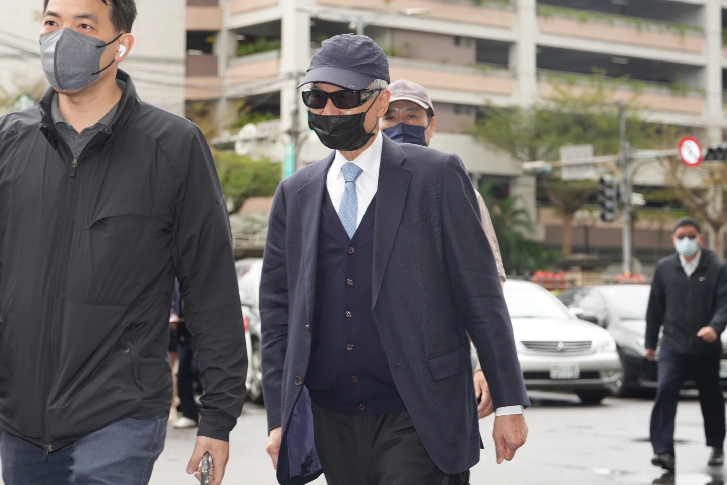 害新光人壽損失億元！前董座吳東進涉傑仕堡弊案求刑5年　戴口罩墨鏡低調出庭