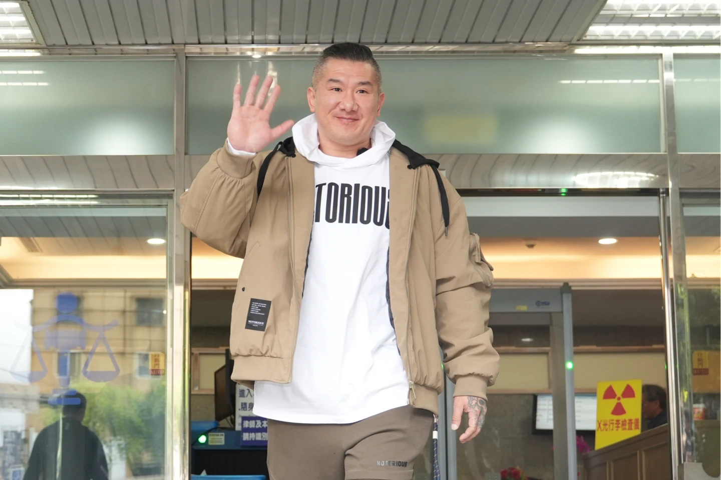 直播喊「斬首賴清德」！館長陳之漢遭2罪起訴微笑出庭　粉絲猛喊：加油