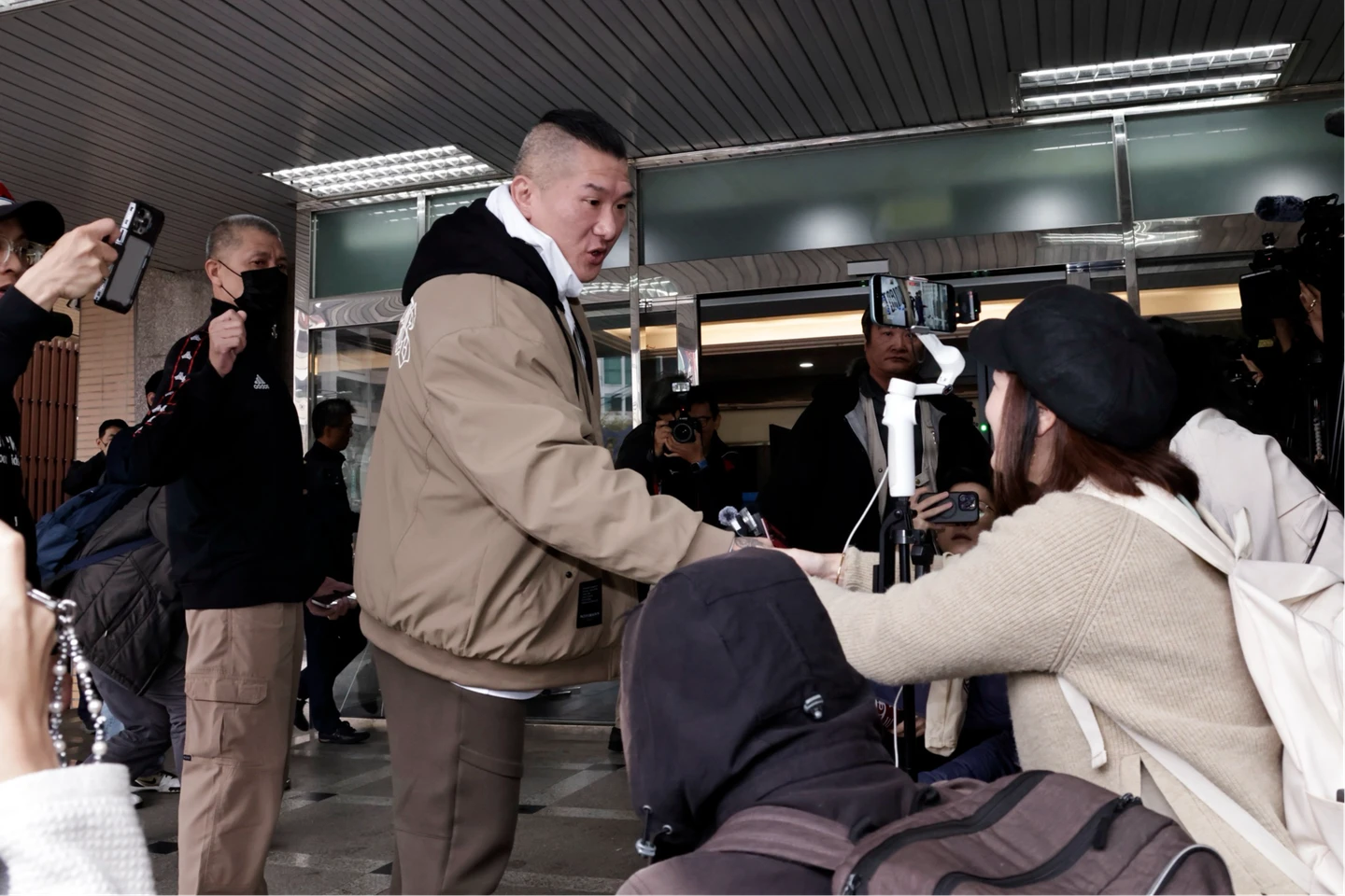 直播喊「斬首賴清德」！館長陳之漢遭2罪起訴微笑出庭　粉絲猛喊：加油