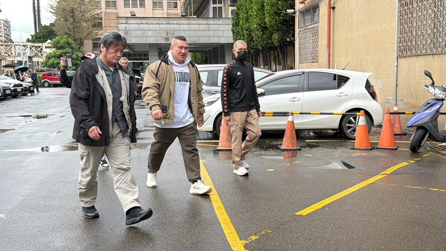 直播喊「斬首賴清德」！館長陳之漢遭2罪起訴　微笑出庭