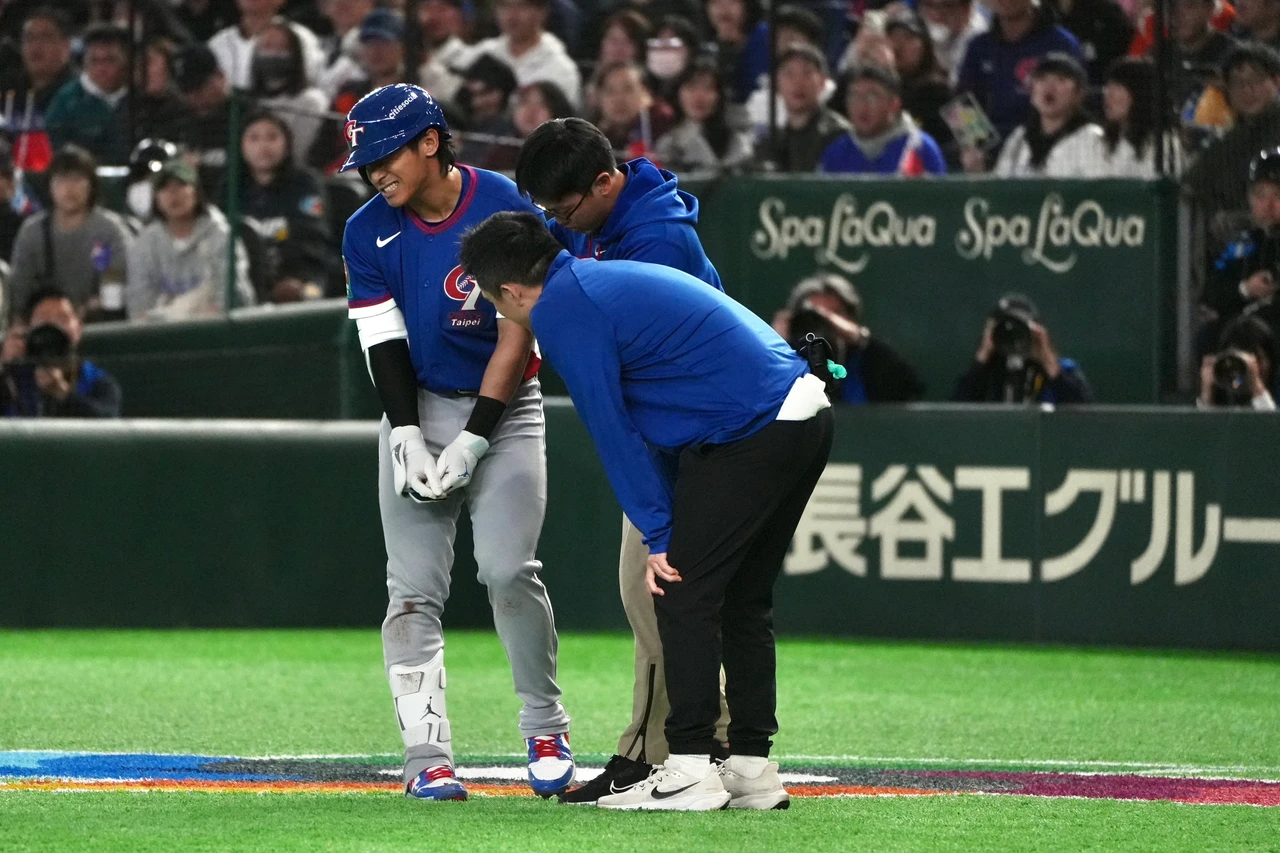 不斷更新｜中華隊預賽首戰戰澳洲！陳傑憲手指挨觸身球退場　中華隊得點圈無功而返