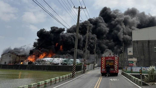 快關窗！彰化塑料倉庫大火「恐怖黑煙蔽日」　在地人驚：煙大到看不見路