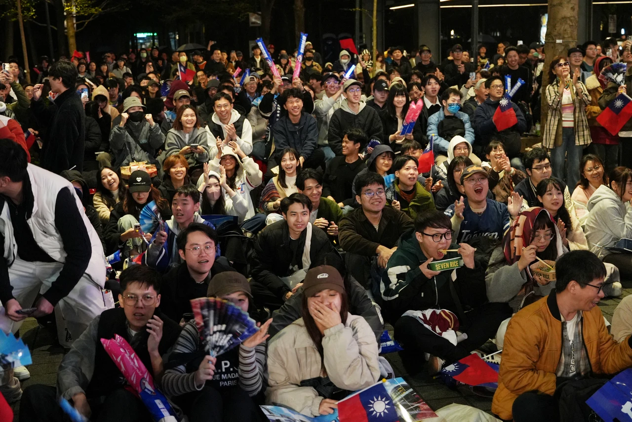 WBC應援｜台日大戰信義區人潮湧　球迷帶日本零食集氣「吃爆日本」