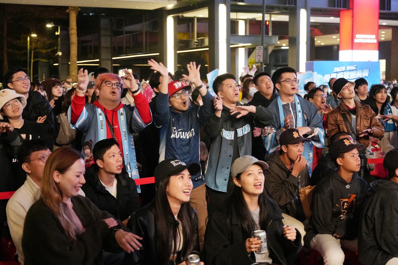 WBC應援｜台日大戰信義區人潮湧　球迷帶日本零食集氣「吃爆日本」