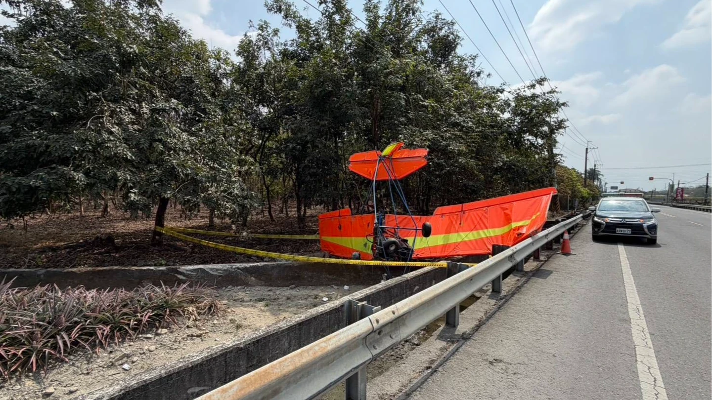 有片｜屏東高樹農田滑翔機墜落　駕駛意識清楚送醫
