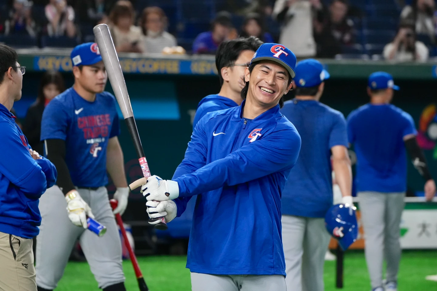 經典賽｜強忍手指疼痛也想上場！陳傑憲賽前練打敲3轟　東蛋球迷驚呼連連