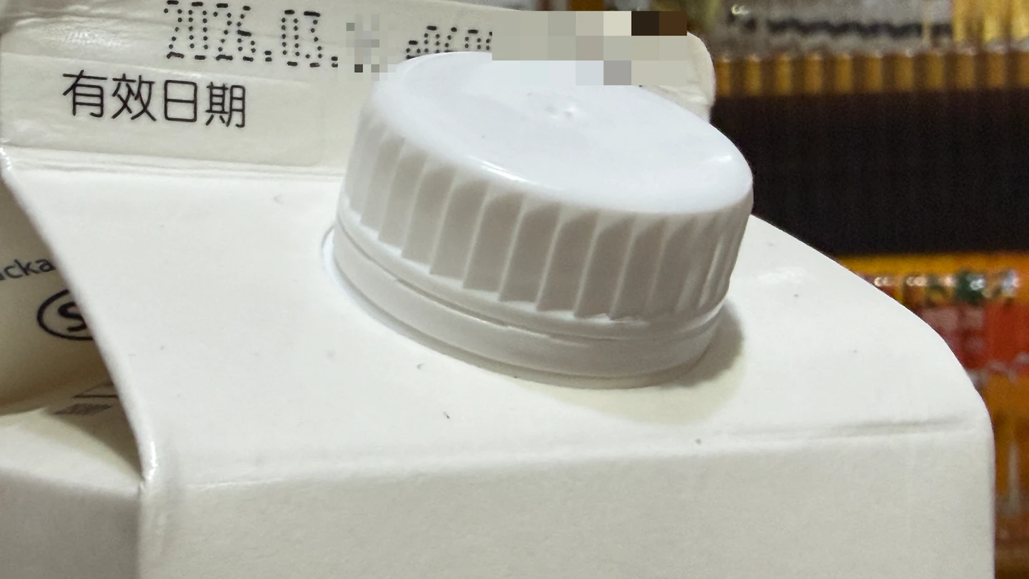 瓶蓋邊緣冒泡　台中超商鮮奶疑被戳洞！警方介入追真相