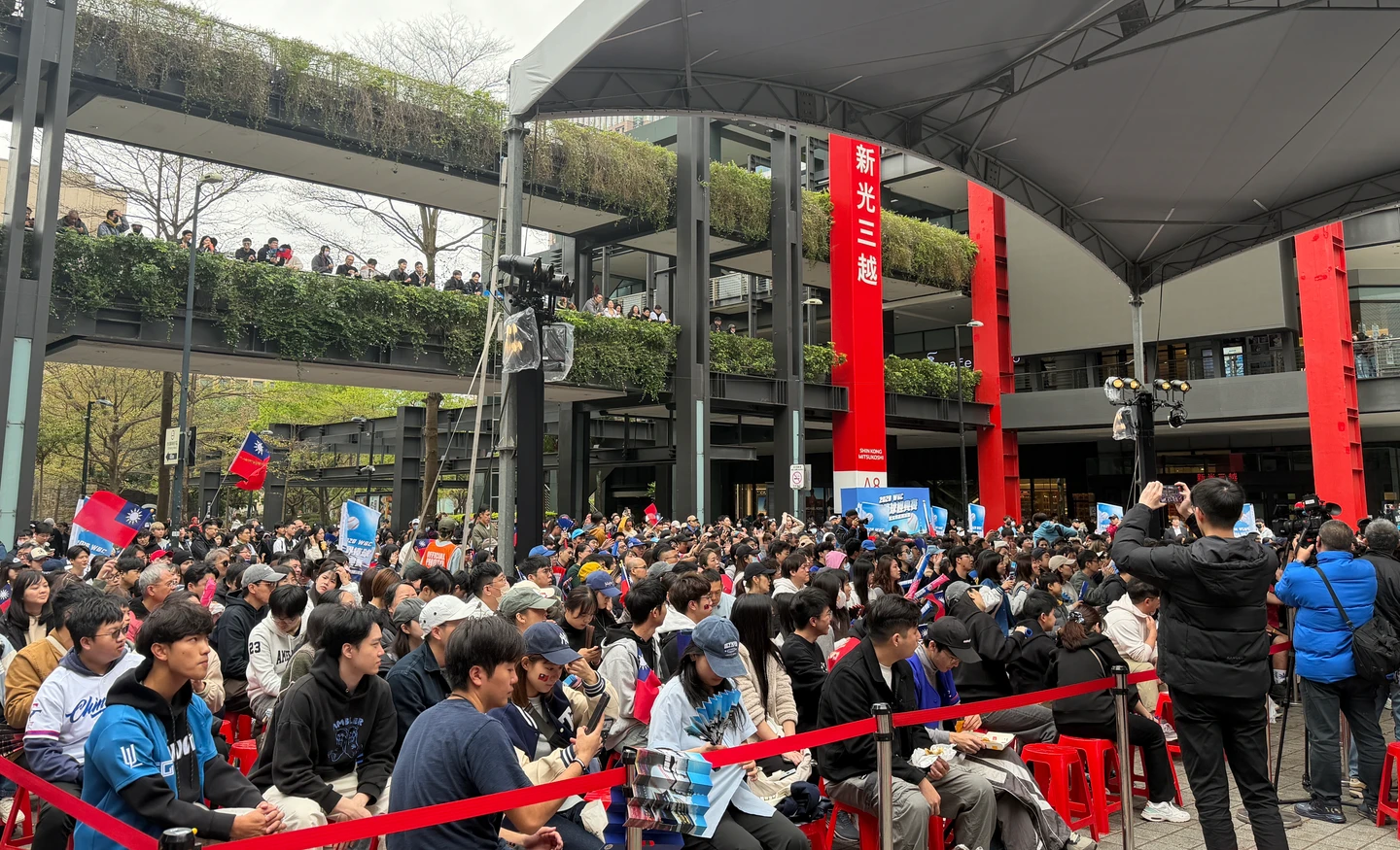 經典賽｜台韓大戰開打！信義區直播派對湧千名球迷　熱血應援嗨翻