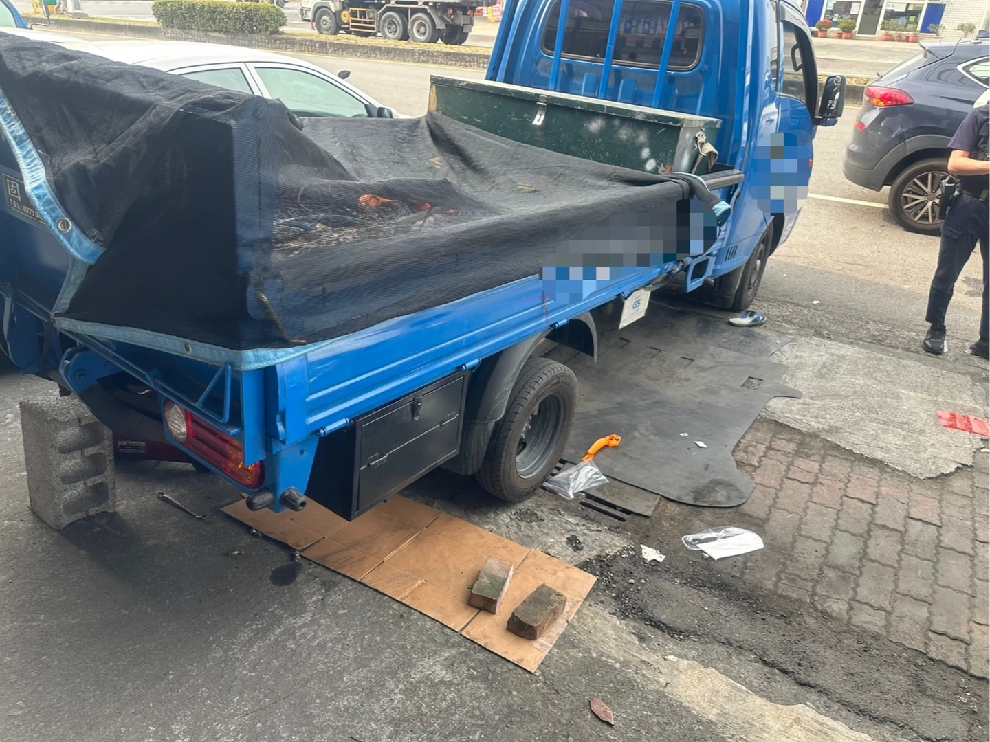 維修車輛突滑落！他遭壓車底無呼吸心跳　急送醫搶救