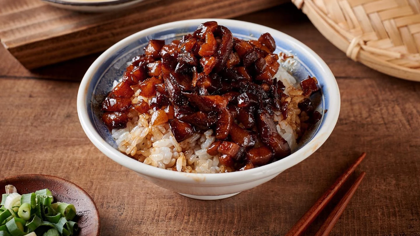 必比登名店「小王煮瓜」遭踢爆滷肉飯有菸頭　衛生局揪4缺失：3/12前改善