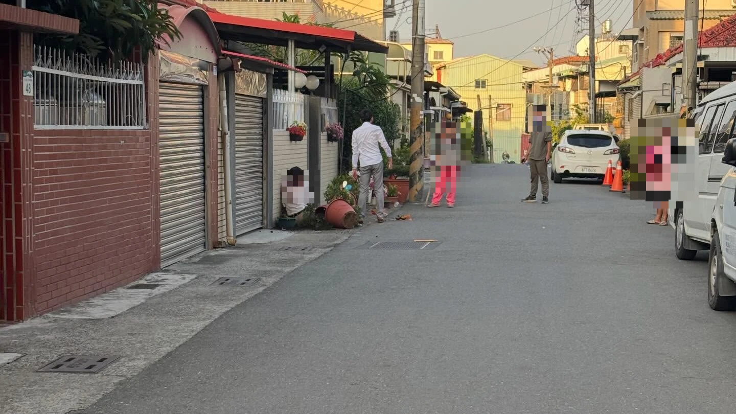 目擊者嚇壞！高雄男當街頭破血流求救　兇嫌持榔頭追打還砸花盆動機曝光